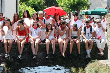 Fotos de la Ezpatadantza durante las fiestas de Lesaka 2026
