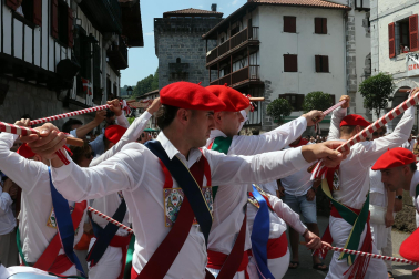 Fotos de la Ezpatadantza durante las fiestas de Lesaka 2026