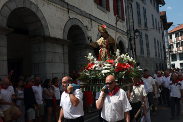 Fotos de la Ezpatadantza durante las fiestas de Lesaka 2026
