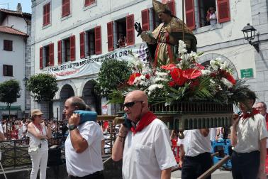 Fotos de la Ezpatadantza durante las fiestas de Lesaka 2026