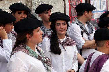Fotos de la Ezpatadantza durante las fiestas de Lesaka 2026