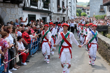 Fotos de la Ezpatadantza durante las fiestas de Lesaka 2026