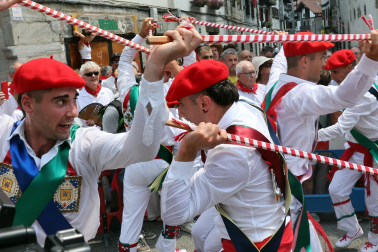 Fotos de la Ezpatadantza durante las fiestas de Lesaka 2026