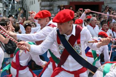 Fotos de la Ezpatadantza durante las fiestas de Lesaka 2026