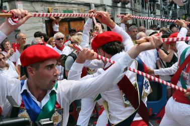 Fotos de la Ezpatadantza durante las fiestas de Lesaka 2026
