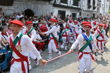 Fotos de la Ezpatadantza durante las fiestas de Lesaka 2026
