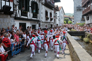 Fotos de la Ezpatadantza durante las fiestas de Lesaka 2026