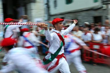 Fotos de la Ezpatadantza durante las fiestas de Lesaka 2026