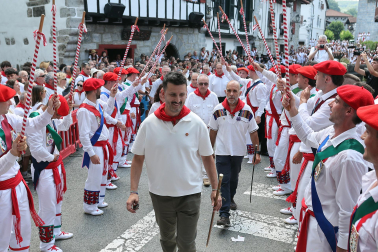 Fotos de la Ezpatadantza durante las fiestas de Lesaka 2026