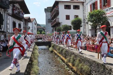 Fotos de la Ezpatadantza durante las fiestas de Lesaka 2026