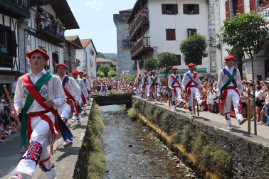 Fotos de la Ezpatadantza durante las fiestas de Lesaka 2026