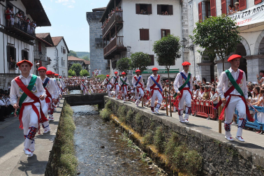 Fotos de la Ezpatadantza durante las fiestas de Lesaka 2026
