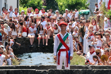 Fotos de la Ezpatadantza durante las fiestas de Lesaka 2026