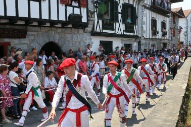 Fotos de la Ezpatadantza durante las fiestas de Lesaka 2026