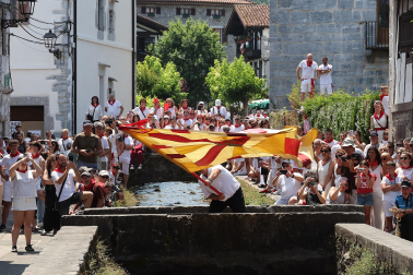 Fotos de la Ezpatadantza durante las fiestas de Lesaka 2026