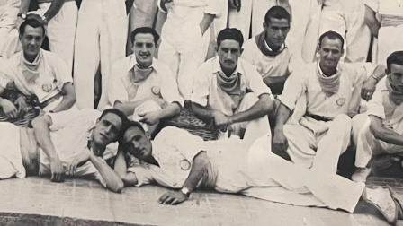 Vicente San Martín (abuelo de Pablo) el primero de la izquierda sentado y Filo Santesteban (abuelo de Elena) tumbado a la derecha en los Sanfermines de 1946
