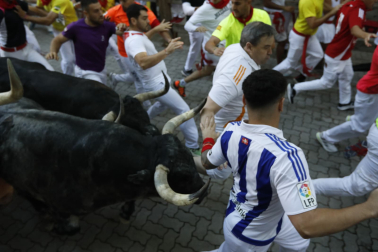 Segundo encierro de San Fermín 2026 con toros de Cebada Gago en la bajada al callejón.