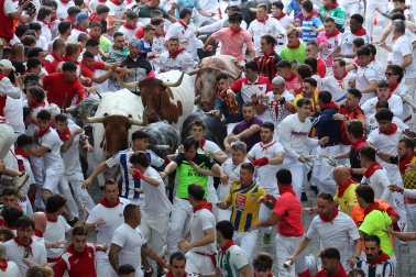 Segundo encierro de San Fermín 2026 con toros de Cebada Gago en la bajada al callejón.