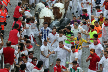 Segundo encierro de San Fermín 2026 con toros de Cebada Gago en la bajada al callejón.