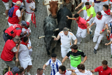 Segundo encierro de San Fermín 2026 con toros de Cebada Gago en la bajada al callejón.