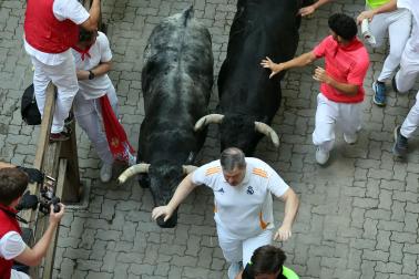 Segundo encierro de San Fermín 2026 con toros de Cebada Gago en la bajada al callejón.