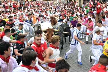 Segundo encierro de San Fermín 2026 con toros de Cebada Gago.