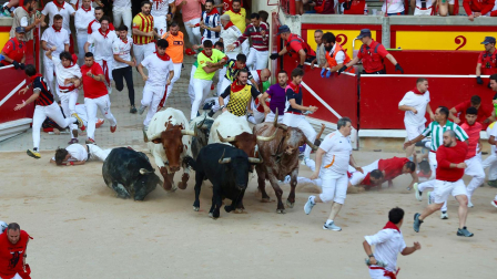 Segundo encierro de San Fermín 2026 con toros de Cebada Gago en la plaza de toros.