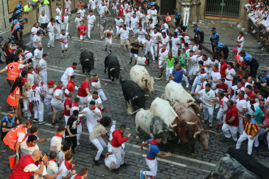 Segundo encierro de San Fermín 2026 con toros de Cebada Gago en la plaza del Ayuntamiento.