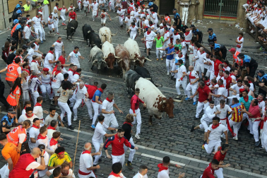 Segundo encierro de San Fermín 2026 con toros de Cebada Gago en la plaza del Ayuntamiento.