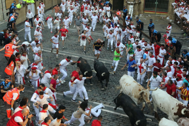 Segundo encierro de San Fermín 2026 con toros de Cebada Gago en la plaza del Ayuntamiento.