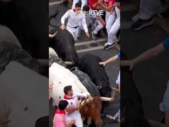 Secuencia en la que un mozo ha sido arrollado en el tramo de Telefónica en el segundo encierro de San Fermín 2026 con los Cebada Gago.