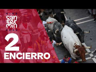 2 minutos, 26 segundos: duración del segundo encierro. Con una manada muy compacta, el segundo encierro de Sanfermines se ha desarrollado sin incidentes destacados con una carrera multitudinaria en la que no ha habido grandes sustos salvo las típicas caídas y resbalones. Los astados de Cebada Gago son famosos por protagonizar encierros peligrosos, exigentes e imprevisibles, así que los nervios están servidos.
Toda la información: https://www.rtve.es/noticias/san-fermin/