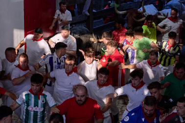 Segundo encierro de San Fermín 2026 con toros de Cebada Gago en el callejón y plaza de toros.