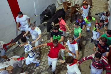 Segundo encierro de San Fermín 2026 con toros de Cebada Gago en el callejón y plaza de toros.