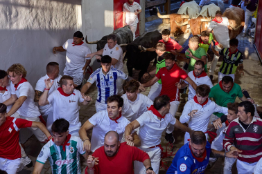 Segundo encierro de San Fermín 2026 con toros de Cebada Gago en el callejón y plaza de toros.