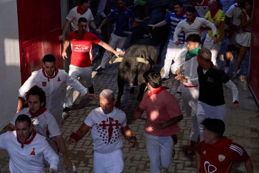Segundo encierro de San Fermín 2026 con toros de Cebada Gago en el callejón y plaza de toros.
