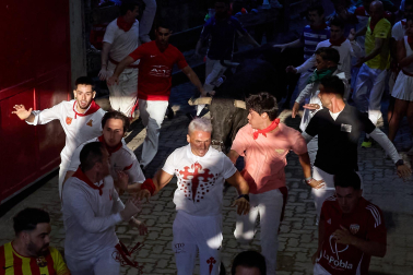 Segundo encierro de San Fermín 2026 con toros de Cebada Gago en el callejón y plaza de toros.