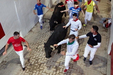 Segundo encierro de San Fermín 2026 con toros de Cebada Gago en el callejón y plaza de toros.