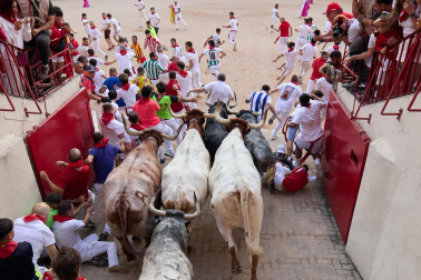 Segundo encierro de San Fermín 2026 con toros de Cebada Gago en el callejón y plaza de toros.
