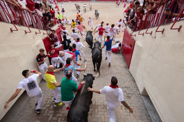 Segundo encierro de San Fermín 2026 con toros de Cebada Gago en el callejón y plaza de toros.