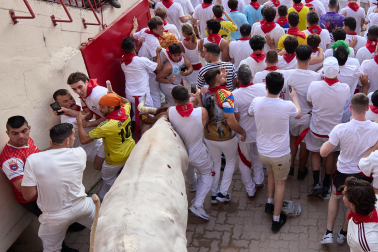 Segundo encierro de San Fermín 2026 con toros de Cebada Gago en el callejón y plaza de toros.