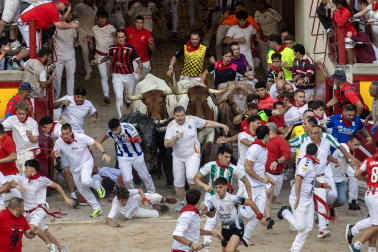 Segundo encierro de San Fermín 2026 con toros de Cebada Gago en la plaza de toros.