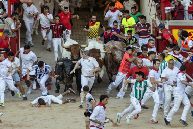 Segundo encierro de San Fermín 2026 con toros de Cebada Gago en la plaza de toros.