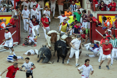 Segundo encierro de San Fermín 2026 con toros de Cebada Gago en la plaza de toros.