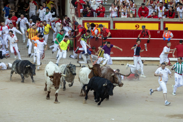 Segundo encierro de San Fermín 2026 con toros de Cebada Gago en la plaza de toros.