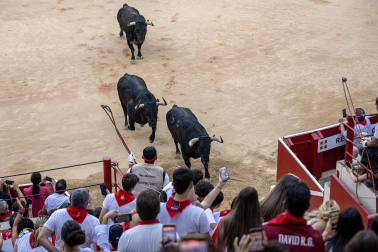 Segundo encierro de San Fermín 2026 con toros de Cebada Gago en la plaza de toros.