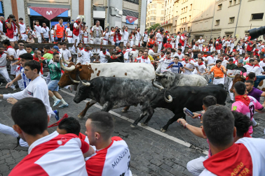 Segundo encierro de San Fermín 2026 con toros de Cebada Gago en la curva de Telefónica.