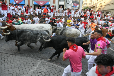 Segundo encierro de San Fermín 2026 con toros de Cebada Gago en la curva de Telefónica.