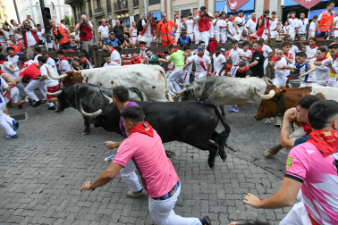 Segundo encierro de San Fermín 2026 con toros de Cebada Gago en la curva de Telefónica.