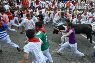 Segundo encierro de San Fermín 2026 con toros de Cebada Gago en la curva de Telefónica.